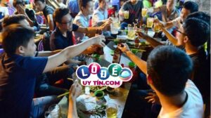 Nằm mơ thấy ăn tiệc là điềm báo tốt hay xấu? Nên đánh con gì