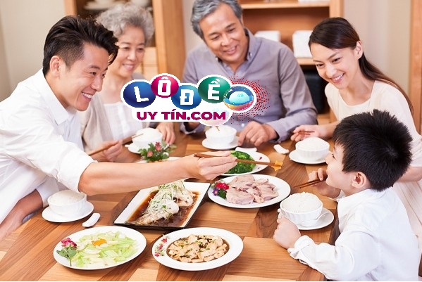 Nằm mơ thấy ăn tiệc là điềm báo tốt hay xấu? Nên đánh con gì 1