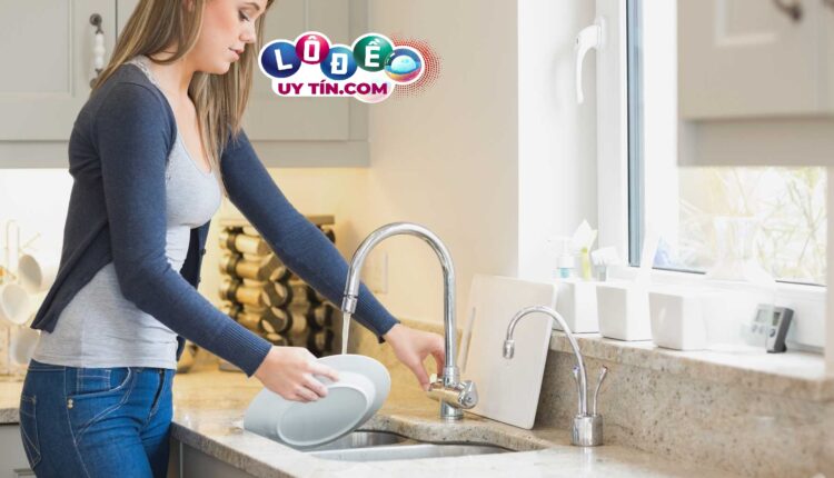 mơ thấy rửa bát đánh con gì